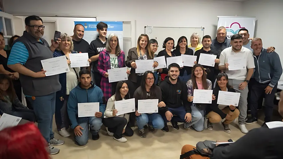 Egresados de los cursos de Punto Digital posando con sus certificados dentro del aula