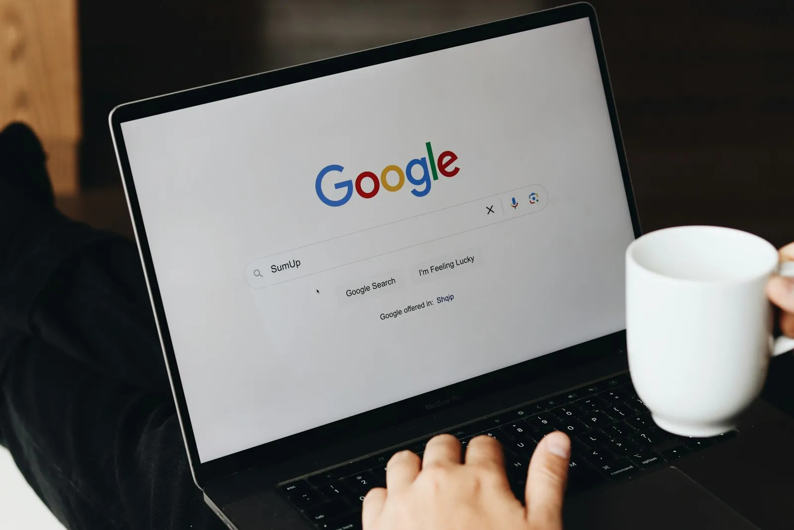 Persona buscando en Google desde una notebook