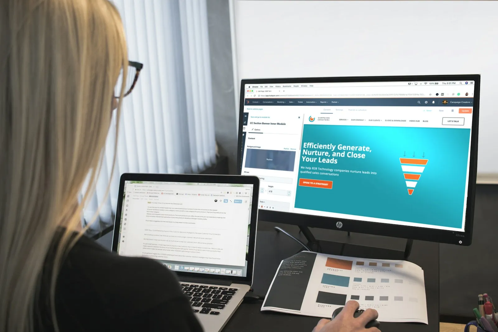 Persona trabajando en el diseño de un sitio web