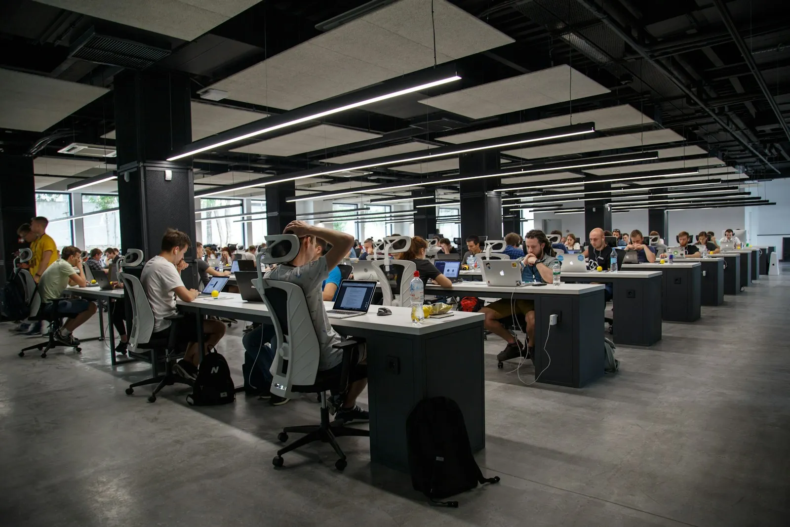 Oficina con personas trabajando en computadoras